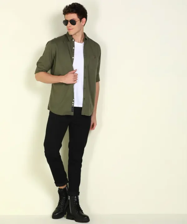 Men Slim Fit Solid Spread Collar Casual Shirt - Image 3